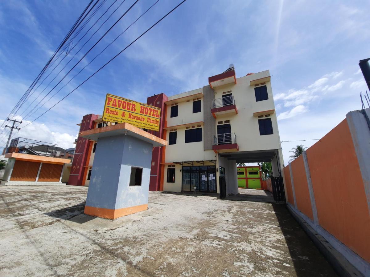 Oyo 3373 Favour Hotel Pagaralam Exteriör bild