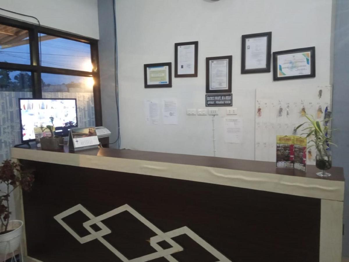 Oyo 3373 Favour Hotel Pagaralam Exteriör bild