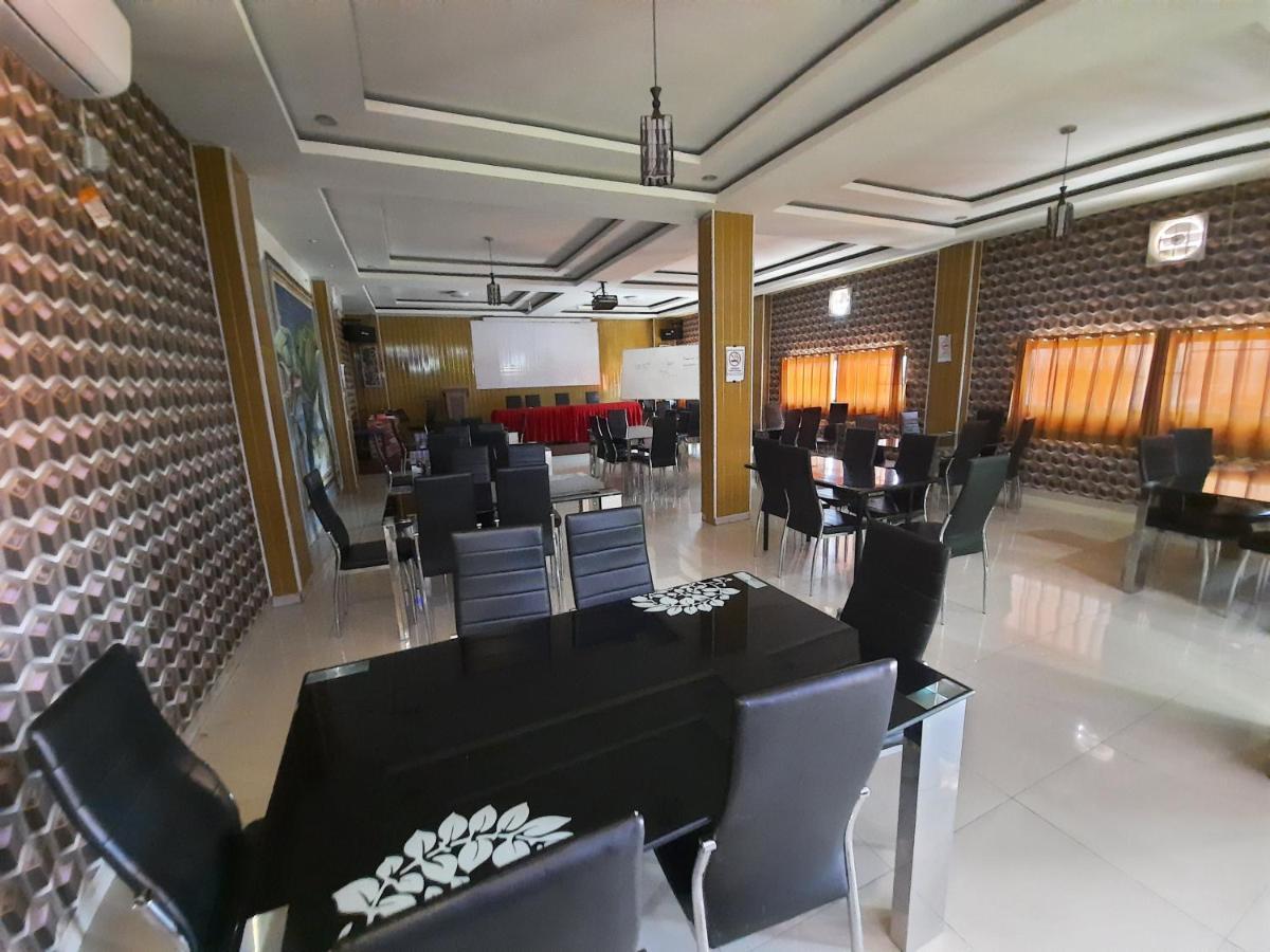 Oyo 3373 Favour Hotel Pagaralam Exteriör bild