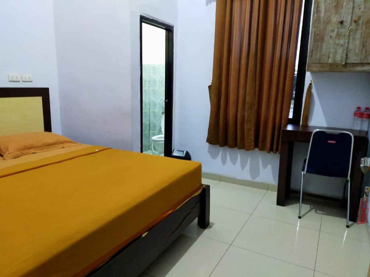 Oyo 3373 Favour Hotel Pagaralam Exteriör bild