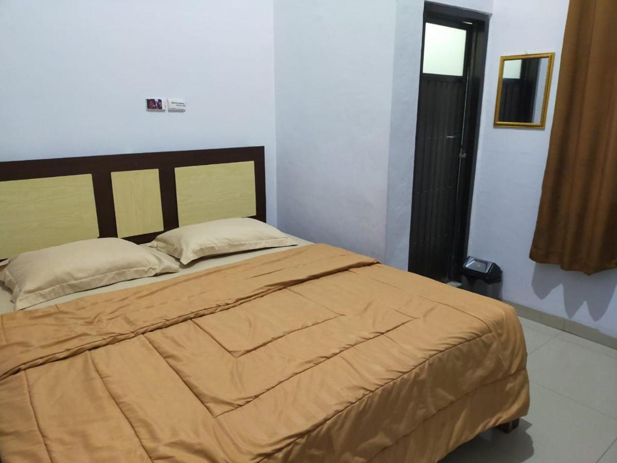 Oyo 3373 Favour Hotel Pagaralam Exteriör bild