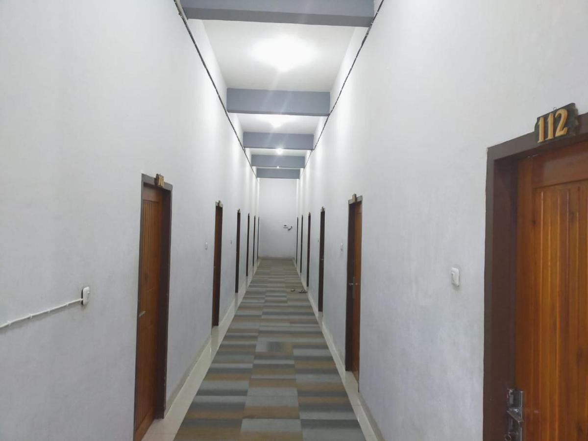 Oyo 3373 Favour Hotel Pagaralam Exteriör bild